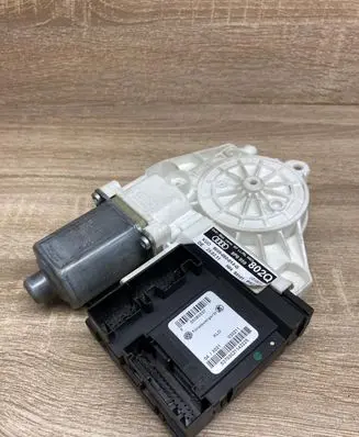 Audi A3 S3 8P Front door window regulator motor 8P0959802Q