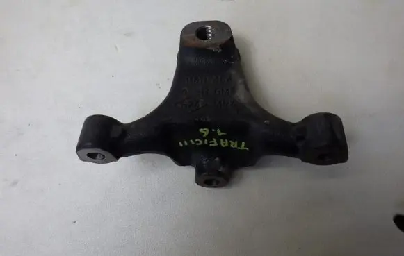 Opel Vivaro Engine mounting bracket