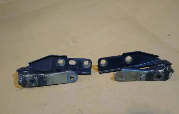 Seat Ibiza III (6L) Engine bonnet/hood hinges 6L0823301A