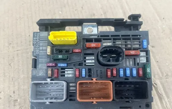 Peugeot 308 Fuse module 9664706280
