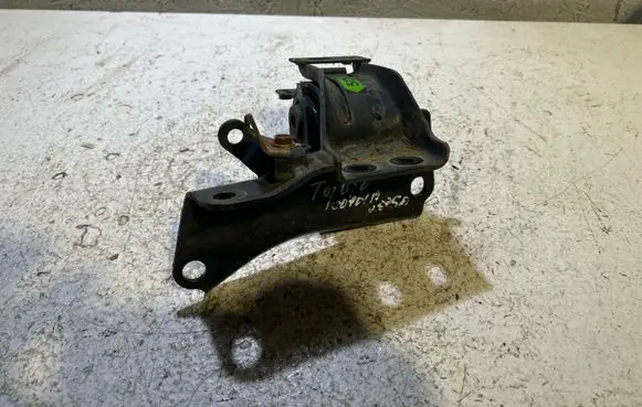 Toyota Corolla Verso AR10 Engine mount bracket