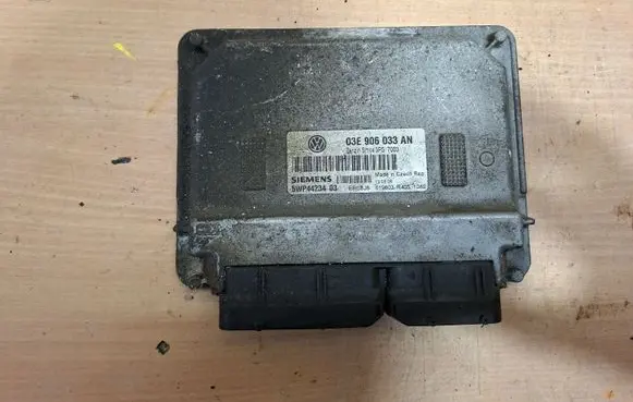 Volkswagen Polo Engine control unit/module 03E906033 5WP4423403 5WP442343