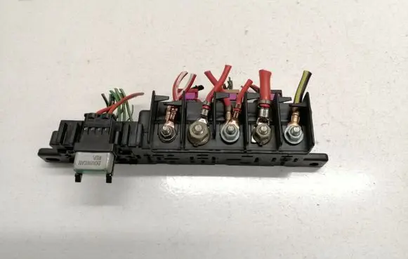 Volkswagen Golf IV Fuse module 896081000 8L0941822