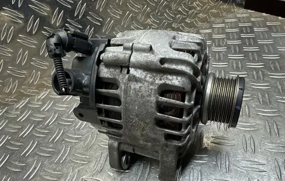 Peugeot 208 II Generator/alternator 9835689480 2740473C