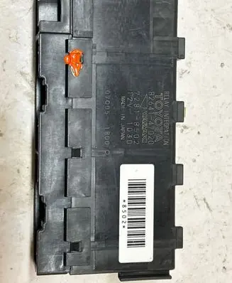 Toyota Yaris Fuse module 8264147020 07Q05 72818502