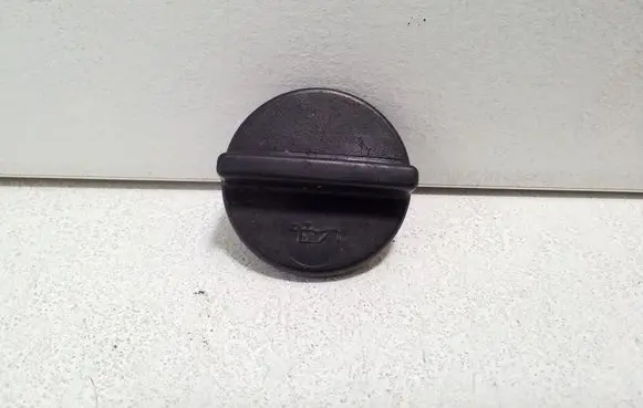 Nissan Pathfinder R51 Oil filler cap 