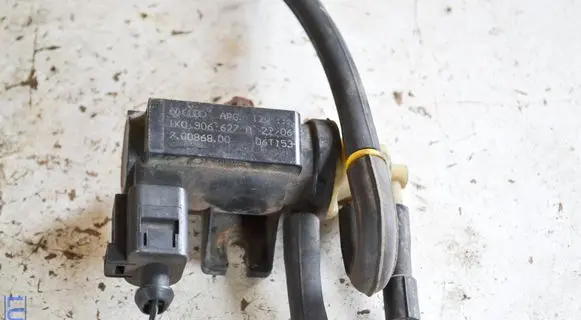Volkswagen Tiguan Turbo solenoid valve 1K0906627A 06T153 70086800