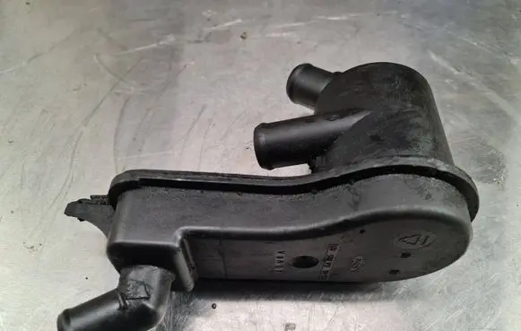 Ford Focus Breather/breather pipe/hose XS4Q6A785AB