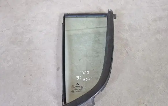 Rear vent window glass