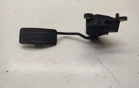 Accelerator throttle pedal