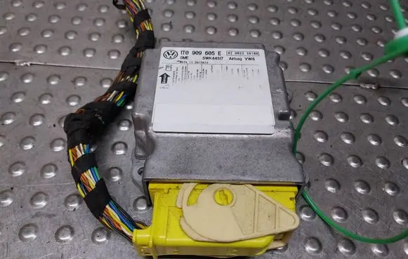 Volkswagen Touran I Airbag control unit/module S26383338 1T0909605E
