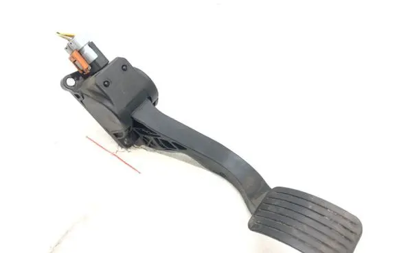 Accelerator throttle pedal