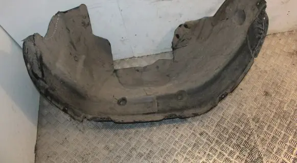 Front wheel arch liner splash guards