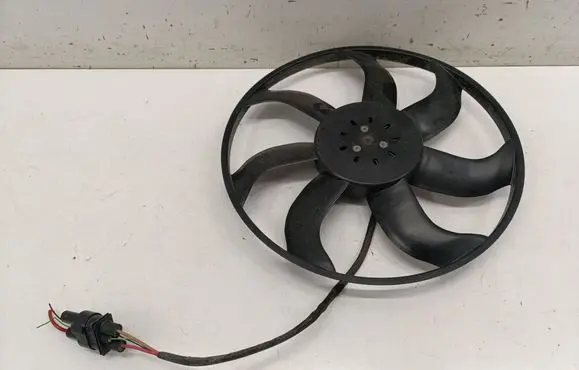 Radiator cooling fan shroud