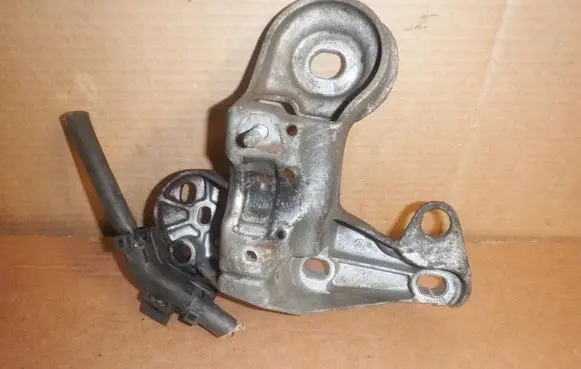 Volkswagen PASSAT B5 Engine mounting bracket 4B0199352B