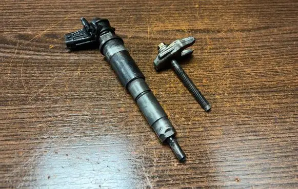 Renault Trafic II (X83) Fuel injector 824009398 H824009398