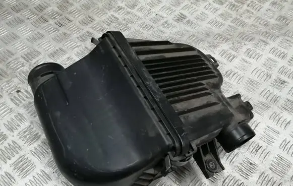 Suzuki Swift III Air filter box 50RA01
