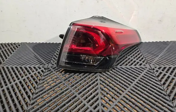Toyota RAV 4 (XA40) Rear/tail lights