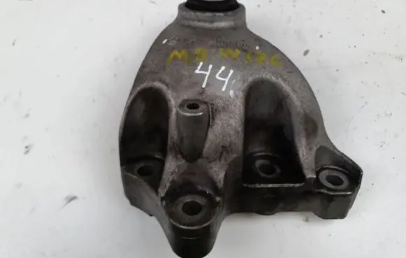 Mercedes-Benz A W176 Engine mounting bracket A2462401109