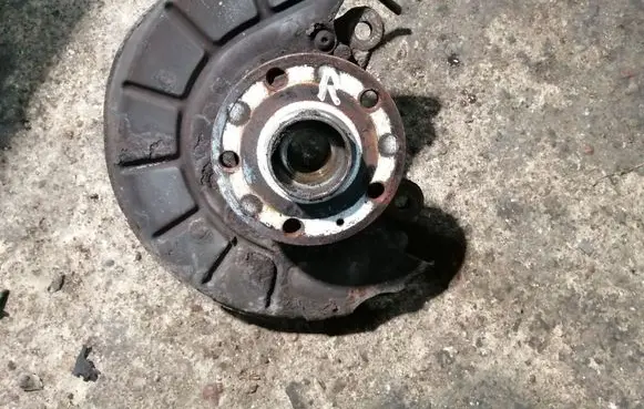 Volkswagen Golf Plus Front wheel hub