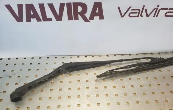 Mitsubishi Grandis Front wiper blade arm