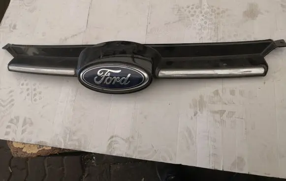 Ford Focus Front bumper upper radiator grill BM518A133C