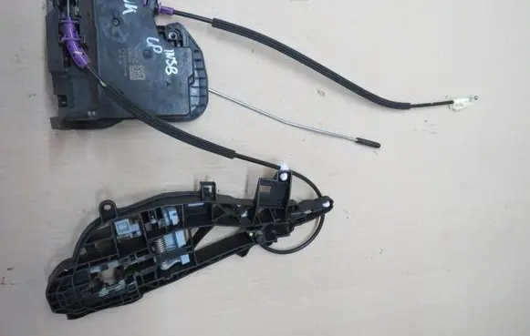 Opel Insignia B Front door lock 230318 E298439 915C3039077
