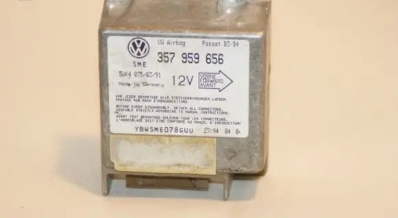 Volkswagen PASSAT B4 Airbag control unit/module 357959656
