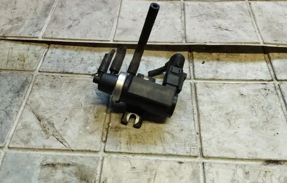 Volkswagen Touareg I Turbo solenoid valve 1J0906627C