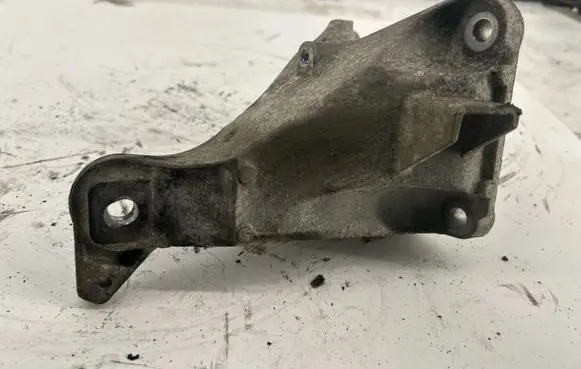 BMW 1 E81 E87 Engine mounting bracket 13807410