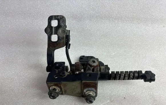 Tailgate/trunk/boot hinge