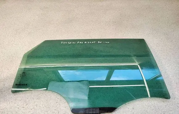 Rear door window glass