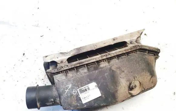 Mercedes-Benz C W203 Air filter box a0000945568
