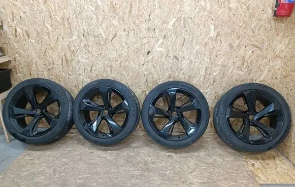 Bentley Bentayga R22 alloy rim BE008