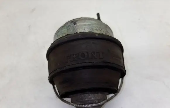 Volvo XC90 Engine mount bracket 