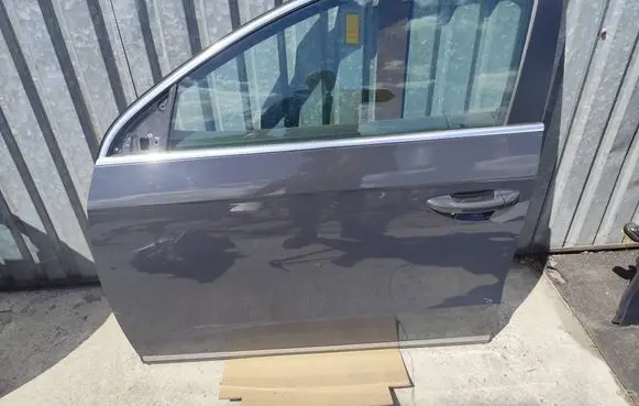 Volkswagen PASSAT B7 Front door DRZWILPPASSATLI7F