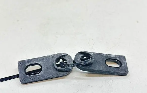 BMW 1 E81 E87 Radiator mount bracket 7123406