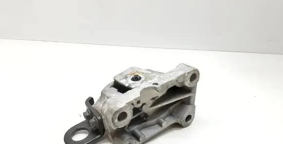 Volvo XC90 Engine mount bracket