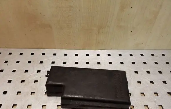 Subaru Forester SF Fuse box cover MB500100B