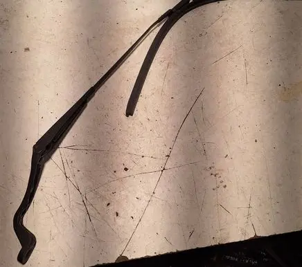 Front wiper blade arm