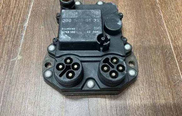 Mercedes-Benz E W124 Ignition amplifier control unit 0095450132