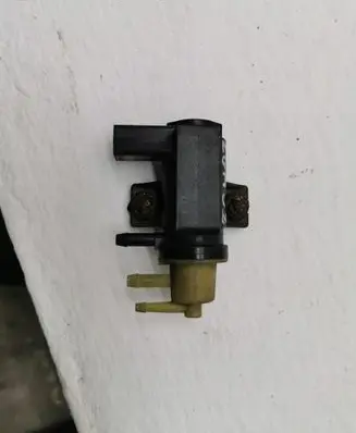 Volkswagen Touran I Turbo solenoid valve 1K0906627A