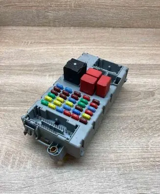 Alfa Romeo 159 Fuse module 50513353