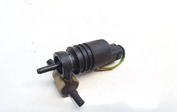 Volkswagen PASSAT B5 Windscreen/windshield washer pump 1j0973722