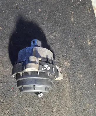 Engine mount bracket