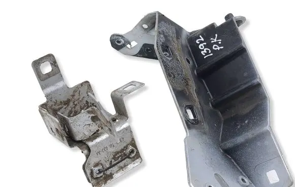 Land Rover Evoque II Fender mounting bracket K8D216C175AD K8D216E129AC K8D216E033AA