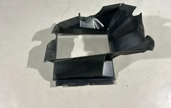 Volkswagen Touareg II Intercooler air channel guide 7P6117336