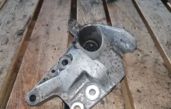 Peugeot 407 Engine mounting bracket 96451611