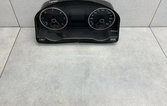 Volkswagen Tiguan Speedometer (instrument cluster) 5N0920982D