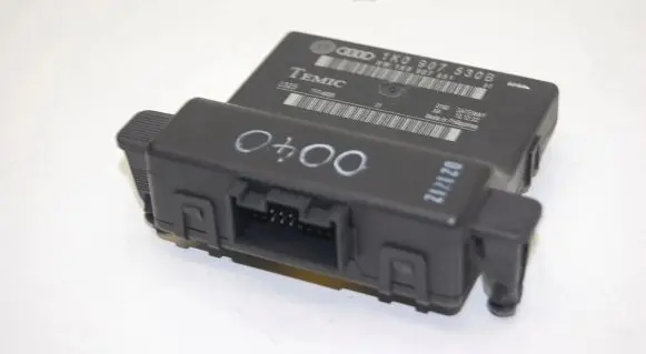 Audi A3 S3 8P Gateway control module 1K0907530B